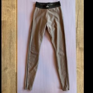 ALO airlift SUIT UP XS leggings in Purple Dusk with sporty black piping.